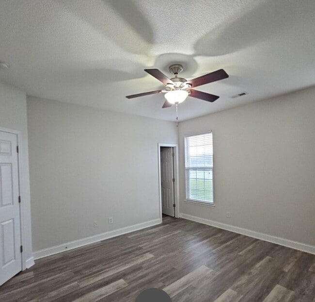 Building Photo - Rental in Desireable Hunters Ridge