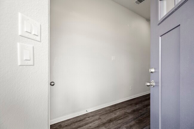 Building Photo - 25207 Pomegranate Pl