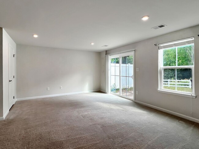 Building Photo - Move-In Ready Townhome with Finished Basem...