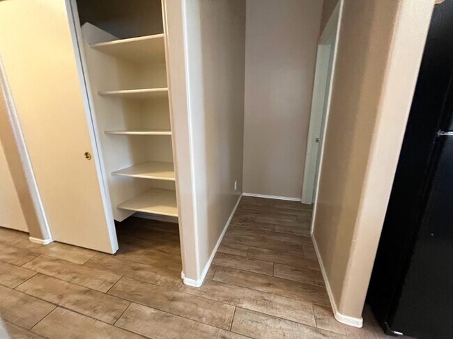 Building Photo - 2 BEDROOM PLUS DEN NEAR ARROWHEAD SHOPS