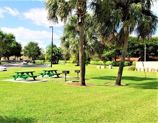 Building Photo - 3390 Pinewalk Dr N