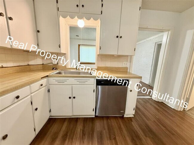 Building Photo - 2 Bedroom Classic Ranch