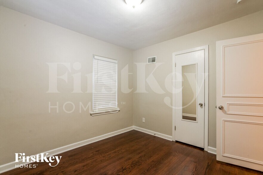 Building Photo - 9946 MacKenzie Rd