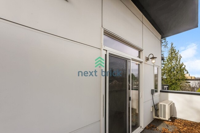 Building Photo - A beautiful 3 bed and 2 bathroom house for rent