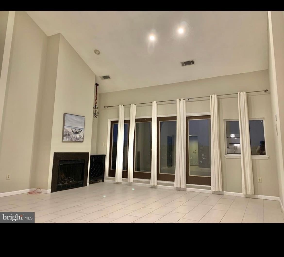 Building Photo - 1040 Deer Ridge Dr