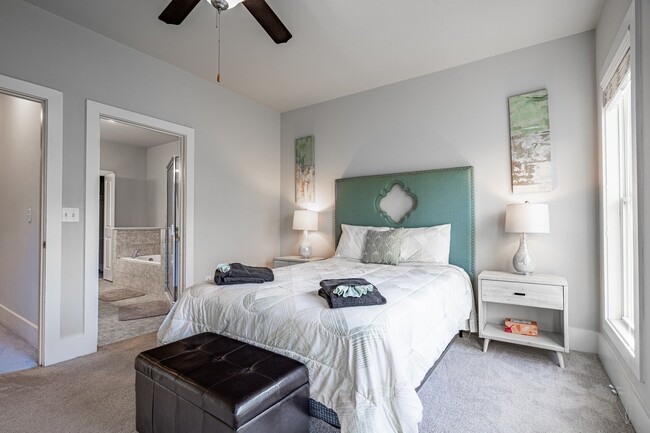 Building Photo - Furnished, 6 - 9 Month lease available.  L...
