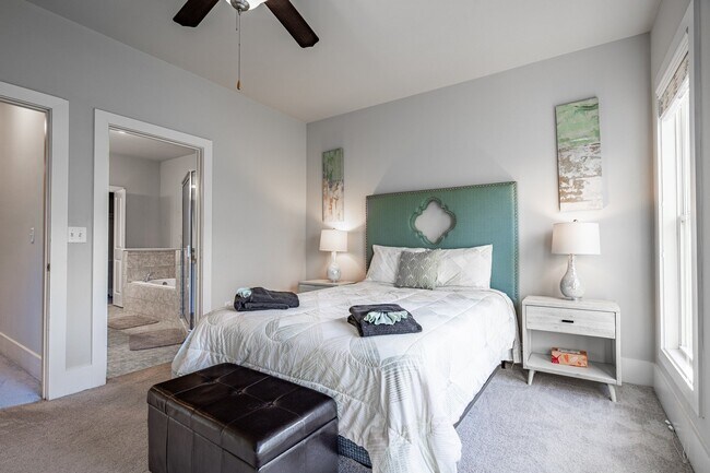 Building Photo - Furnished, short-term lease available now ...