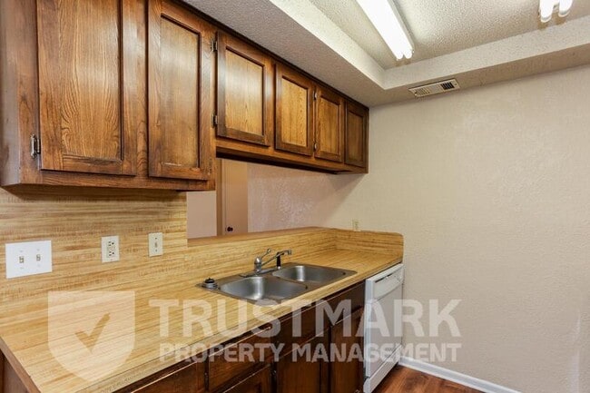 Building Photo - 2701 Bermuda Dr