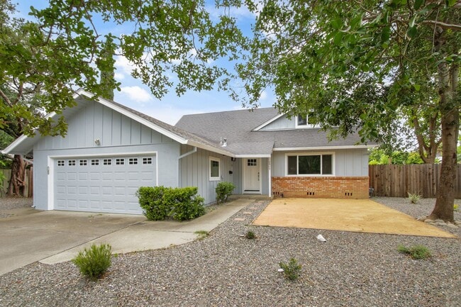 Building Photo - 4 Bedroom 2 Bathroom - Freshly Remodeled Available for Immediate Move-In