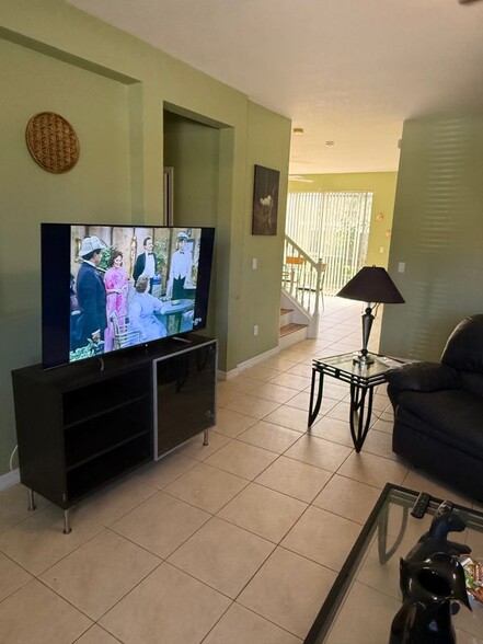 Building Photo - 1319 Clove Dr