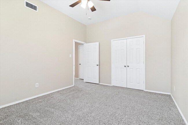Building Photo - Spacious 3 Bedroom, 2 Bath on a Corner Lot