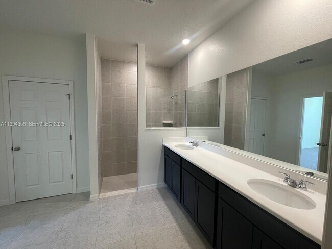 Building Photo - 2133 SE Flanders Rd