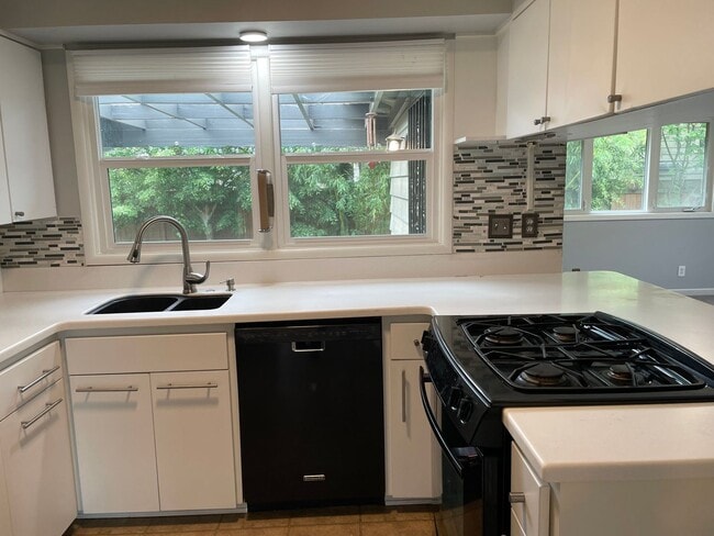 Building Photo - Spacious Mt Scott 3 bedroom house- Fenced backyard- Garage- W/D