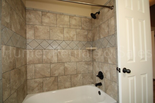 Building Photo - Spacious Three-Bedroom!