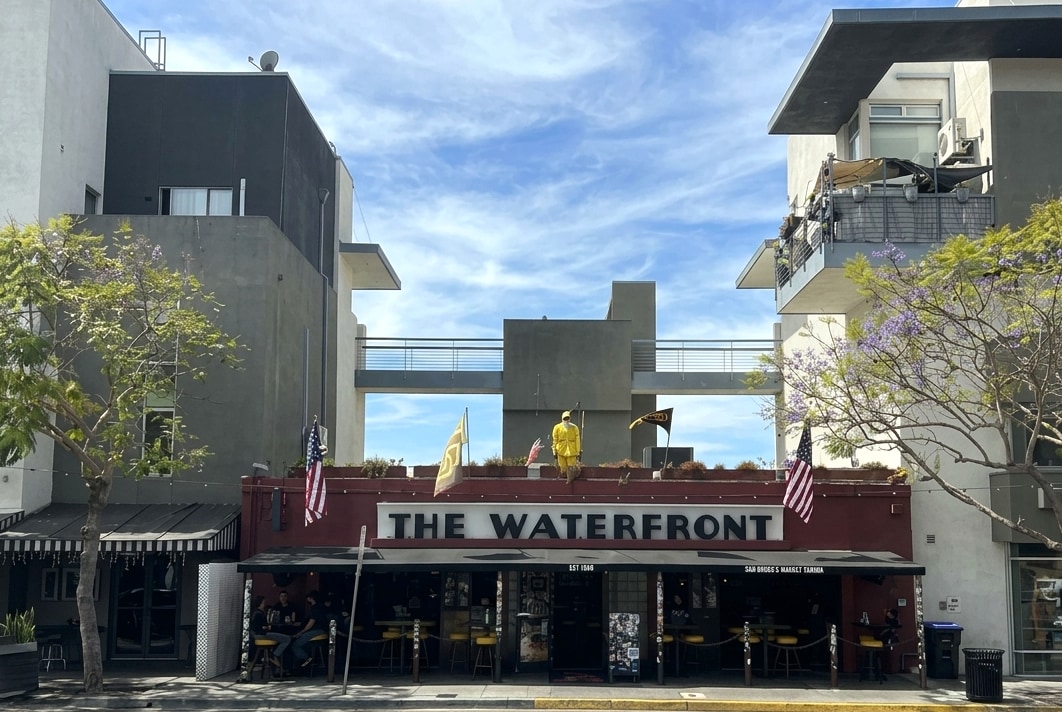 waterfront tavern - 941 W Hawthorn St