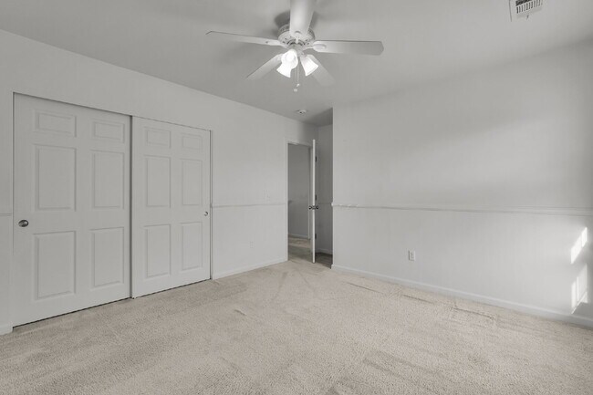 Building Photo - 3 Bedroom 2.5 bath home with 2 car garage located in Shadow Moss