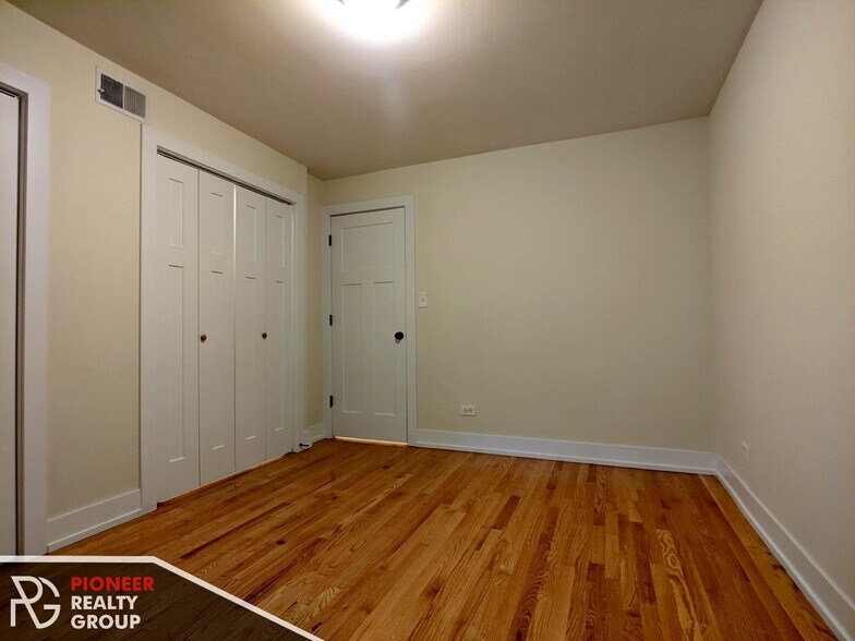Building Photo - 557 W Arlington Pl