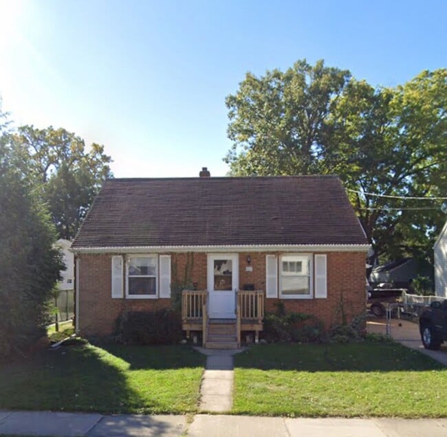 Primary Photo - 3 bedrooms, 1 bathroom, 2 stall tandem garage