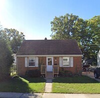 Building Photo - 3 bedrooms, 1 bathroom, 2 stall tandem garage