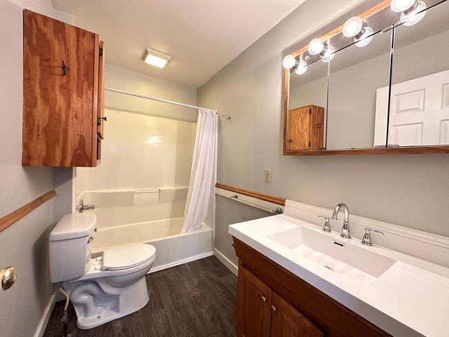 Building Photo - 422 N 27th Ave W