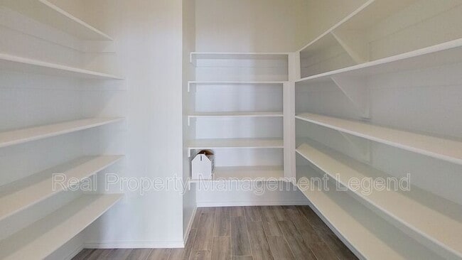 Building Photo - 8998 Fair Oaks Dr