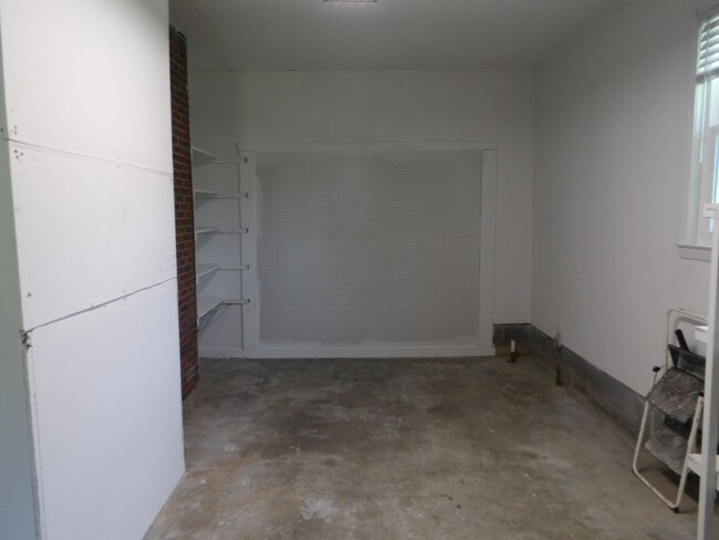 Building Photo - 3Bd/2BA   Brick Ranch Home