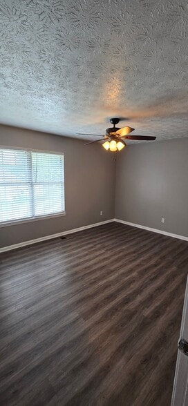 Building Photo - 407 Bainbridge Dr