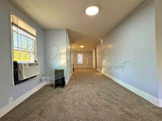 Building Photo - HUGE MASTER BEDROOM