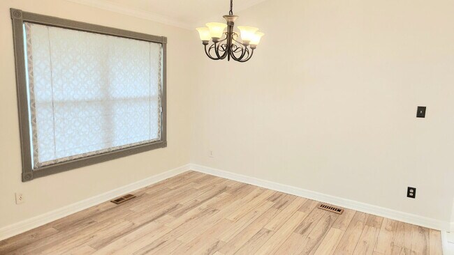 Building Photo - "Charming 3-Bed Oasis with 2.5 Baths on Carrington Court!"