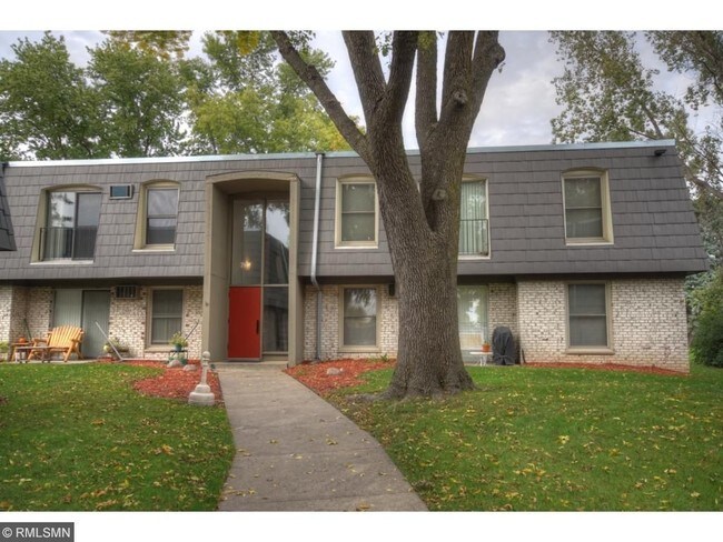 Front Entrance to Building - 709 11th Ave S