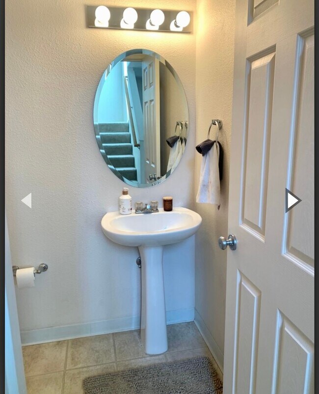 Building Photo - 2 Bedroom, 2.5 bath townhome in West Pasco with Bonus Office space