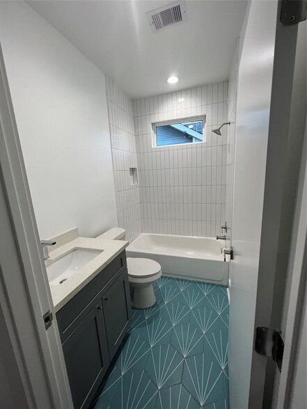 Building Photo - 407 Winnie St