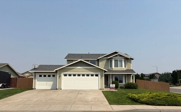 Building Photo - Spacious 4 Bedroom, 2.5 Bath w/3 Car Garage!