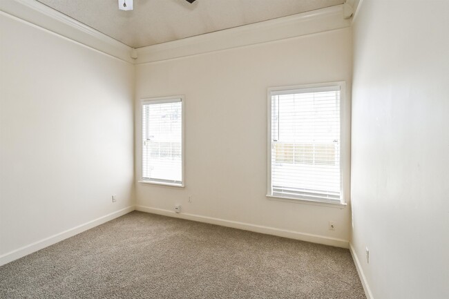 Building Photo - 6661 Collins Way Cove