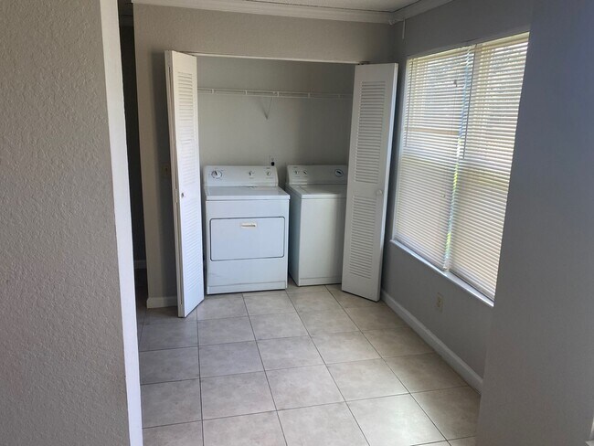 Building Photo - Venetian Place - 613