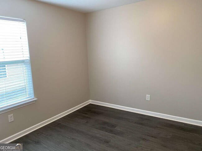 Building Photo - 701 Walnut Woods Dr