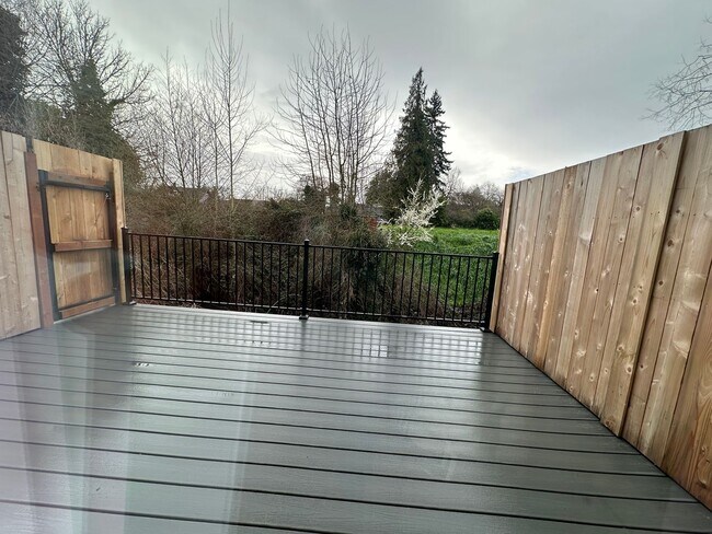 Building Photo - 1527 Santiam Hwy SE