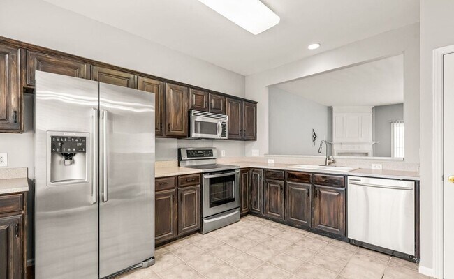 Building Photo - This Stunning Townhome in the Heart of Ballantyne