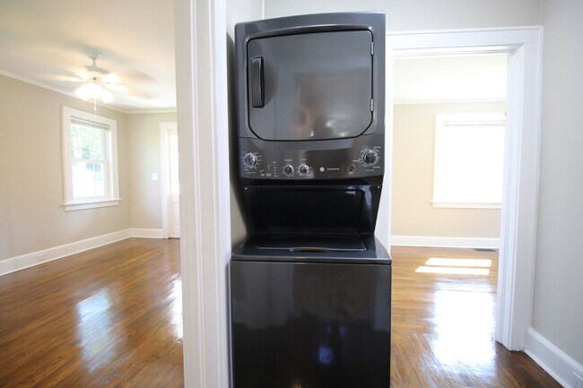 Building Photo - Charming 2 Bedroom, 1 Bath Brick Home in a Prime Location *No Students*