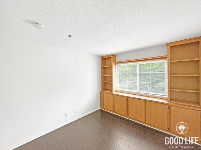 Building Photo - Fully Renovated End-Unit 3BD/2.5BA in Lake Forest with Views, Private Yard & 2-Car Garage