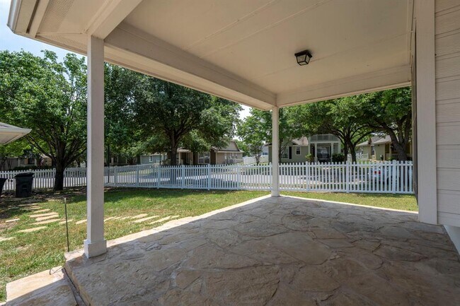 Building Photo - 112 Steele