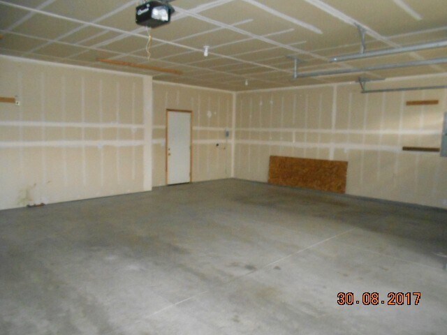 Building Photo - NE Meridian 4 Bedroom Home for Rent w 3 car garage