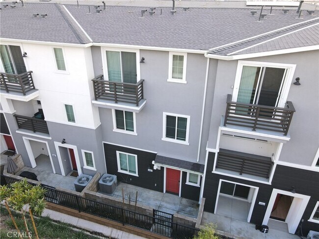 Building Photo - 1487 Skyline Ln