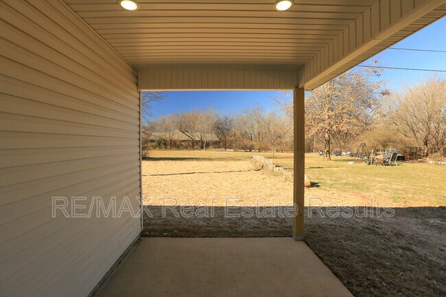 Building Photo - 655 N Genevieve Ave