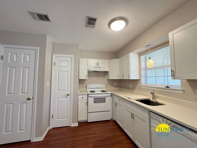Building Photo - Charming 1BR Townhouse with Community Pool...