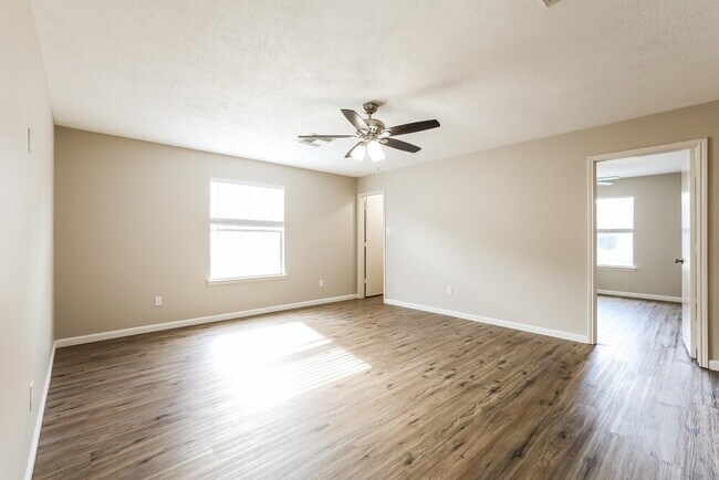 Building Photo - 2422 Fox River Ln