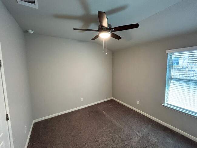 Building Photo - Contemporary 4-bedroom, 3-bathroom