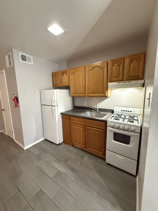 Building Photo - Downtown studio! Laundry on-site! Move-in special!