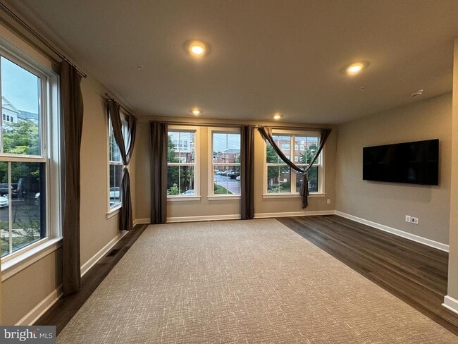 Building Photo - 806 S Greenbrier St