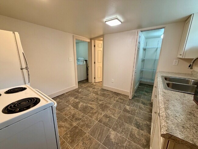 Building Photo - Charming 1-Bedroom Apartment Near Downtown | Utilities Included